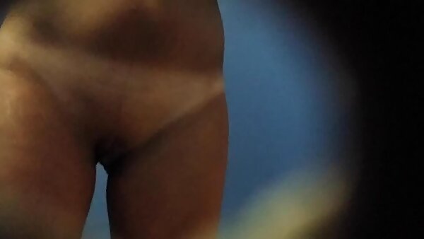 امرأة سمراء مفلس في مواقع سكس امهات فستان البولكا البوب ​​انسكاب ثدييها