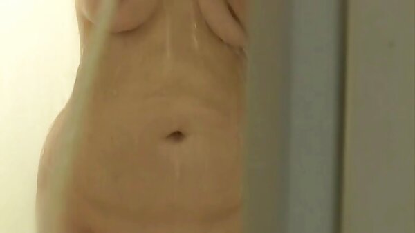 تبدو مجرفة سمراء مغرية شابة ومن الواضح أنها تحب مص موقع سكس عربي مترجم الديوك