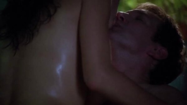 الغنج الشبق موقع سكس مترجمه ليزي فوغ يتعرى ويظهر التعري تحت الماء